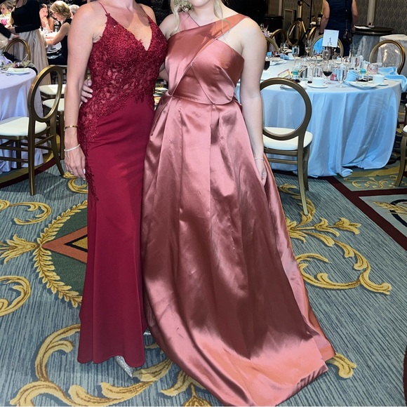 Monique Lhuillier gown - Picture 4 of 6